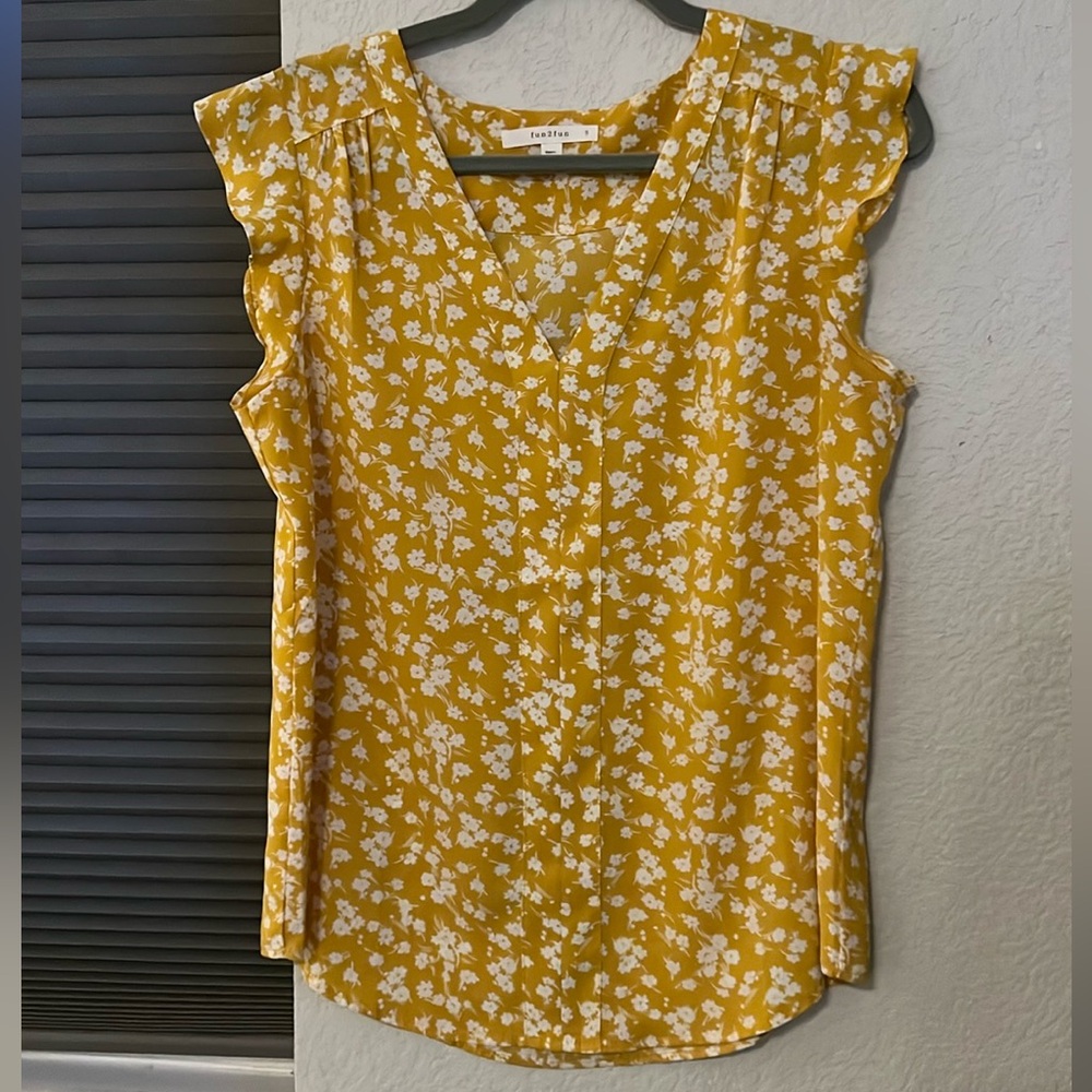 Fun 2 Fun Floral Blouse size Small